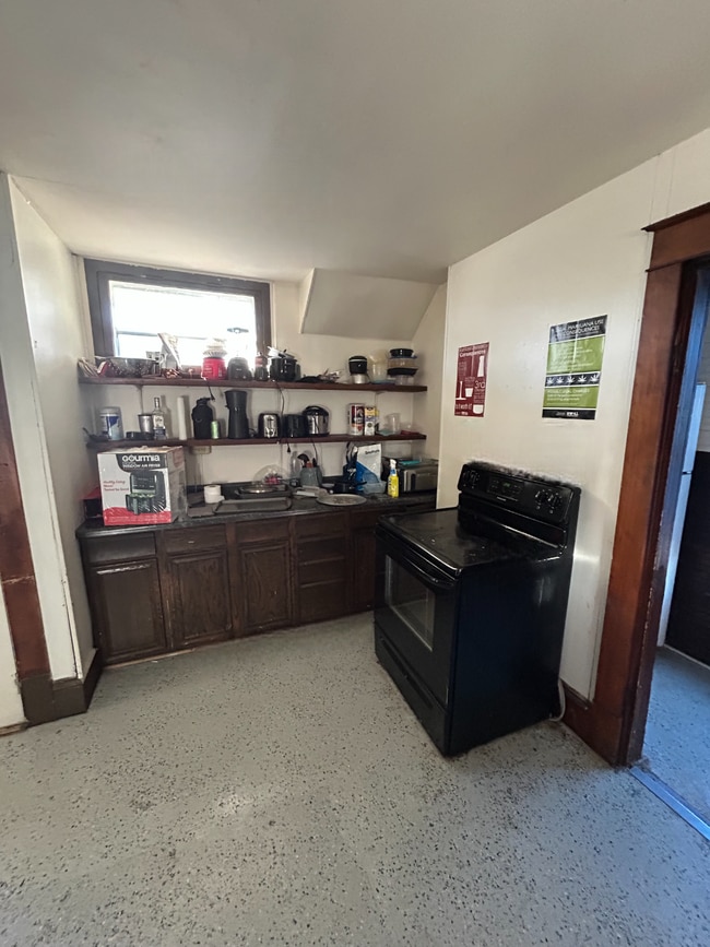 Building Photo - 8 Bed 3 Bath close to UWEC!