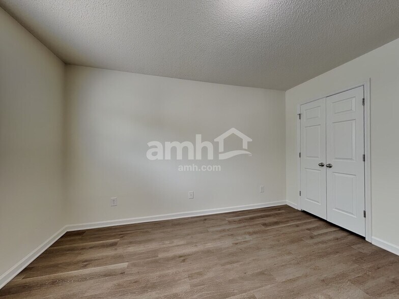 Building Photo - 5825 Regent Village Dr