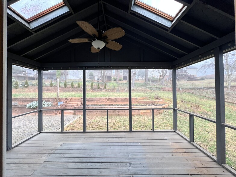 Building Photo - 105 Kestrel Ct