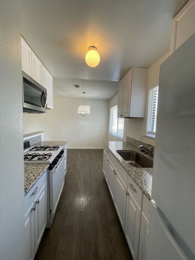 Building Photo - Lovely 2 Bedroom /  1 Bathroom for rent $2...