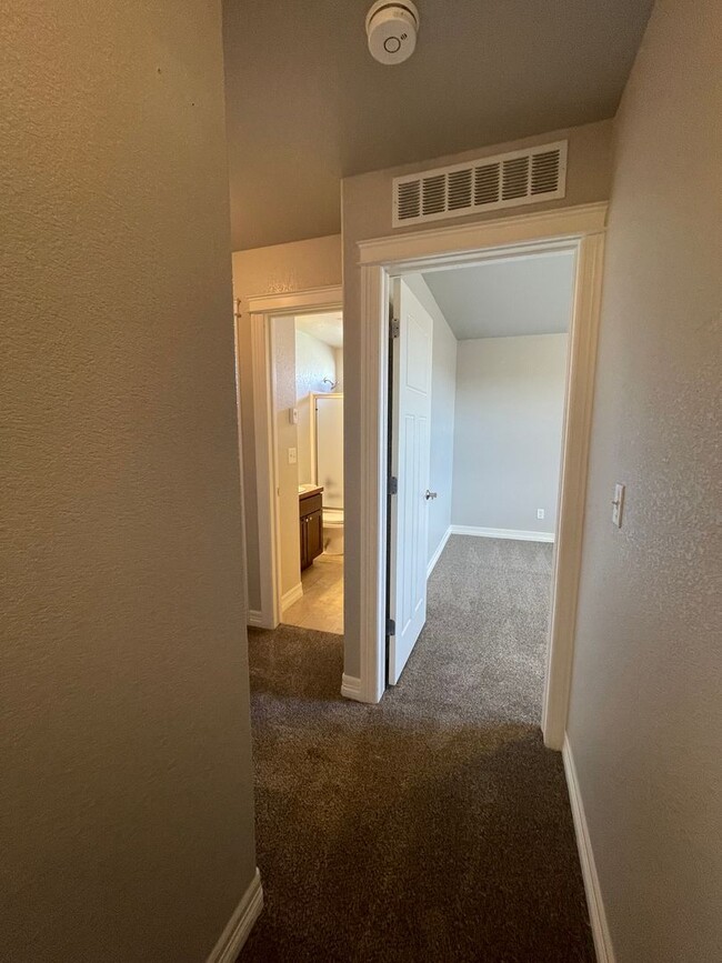 Building Photo - Start a Lease by 2/28/25 and pay $2,800 fo...