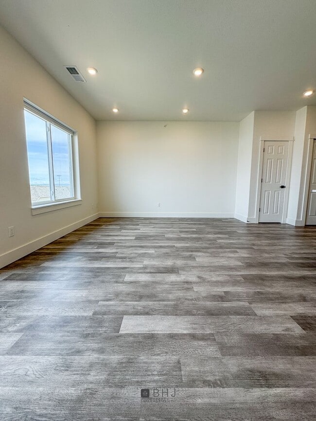 Building Photo - BRAND NEW Pet Friendly 2 bed/ 2 bath apartment!