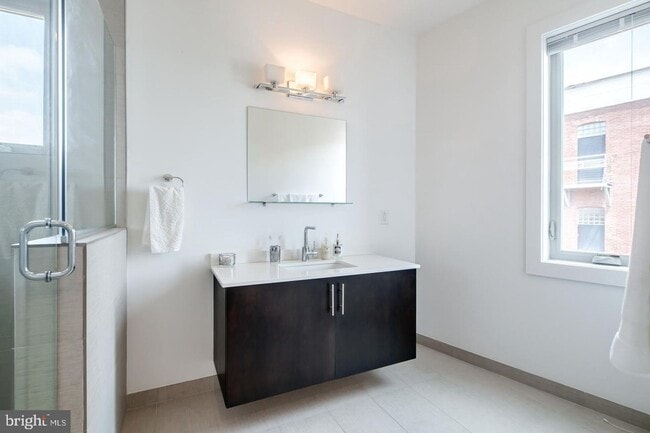 Building Photo - Northern Liberties Townhome with Parking