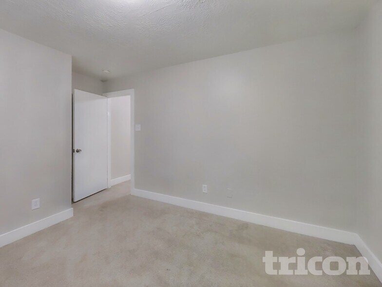Building Photo - 18167 Woodsdale Ct