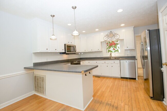 Building Photo - 806 Sumac Ln