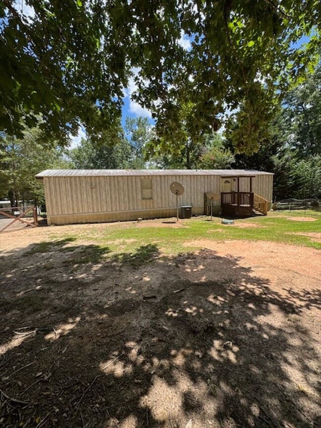 Building Photo - 2 bedrooms, 1 full bath located on a quiet lot. 1 story living with a great open floor plan. Very...