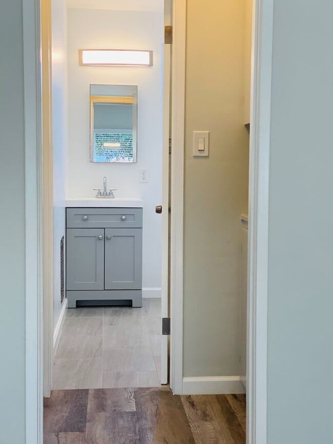 Building Photo - Great one bedroom one bath condo