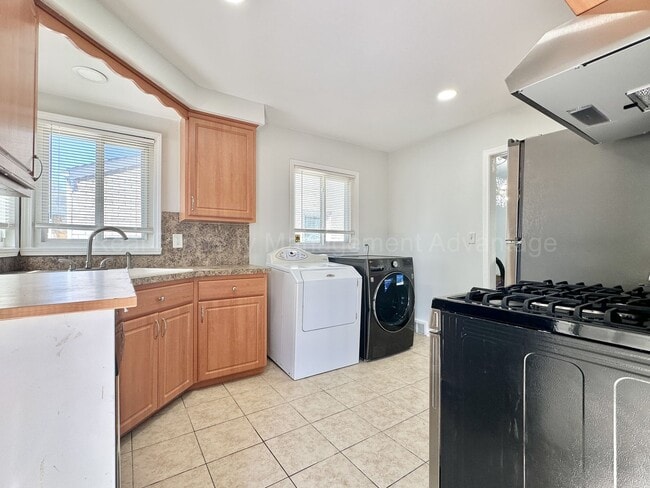Building Photo - Updated Ranch with Bonus Space & Prime Loc...