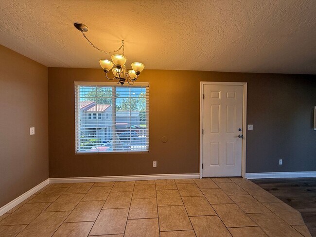 Building Photo - Updated 2-Bedroom Condo West Richland