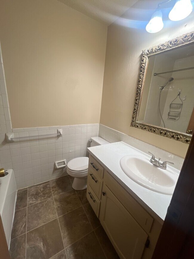 Building Photo - Warm & Inviting 3 Bed, 2 Bath