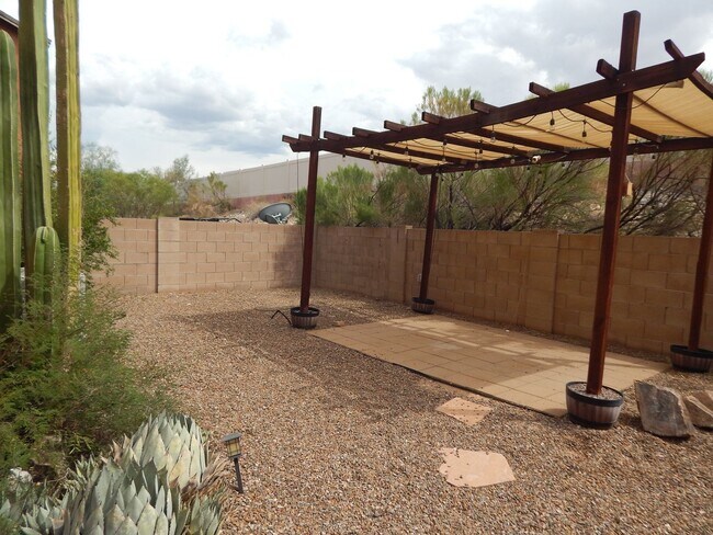 Building Photo - 2 Bedrooms - 2.5 bathrooms - Large Loft Area