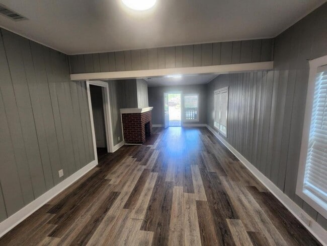 Building Photo - 522 E 5th St