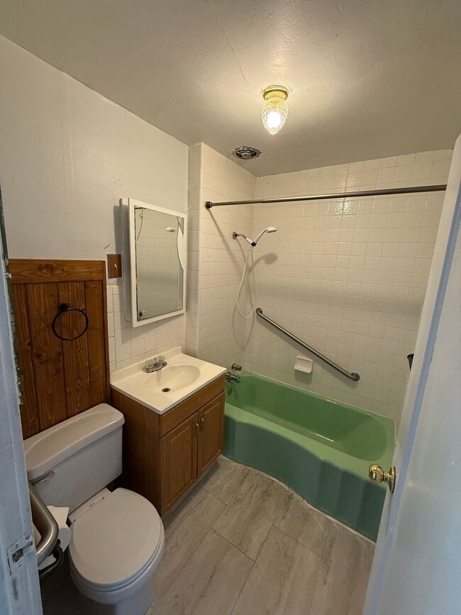 Building Photo - Beautiful 4 Bed, 3 Bath House; W/D Included; Fenced Yard; Wood Floors; and a Charming Style