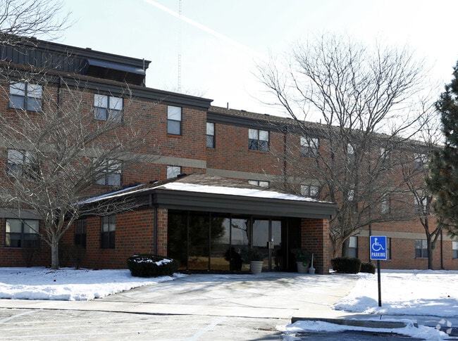 Building Photo - Charles Crest II