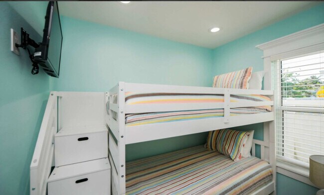 Building Photo - 613 Fern St