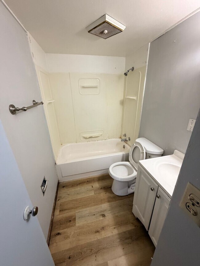Building Photo - MadKooy-425 W 27th - New