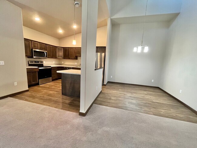 Building Photo - 3 Bed/2.5 Bath Townhome For Rent!