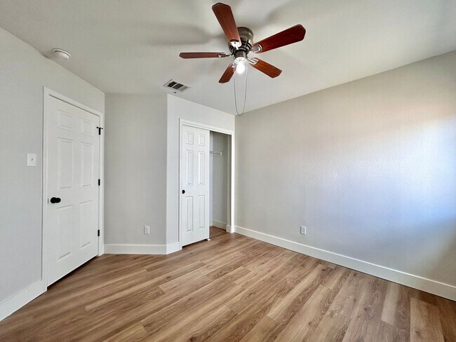 Building Photo - Inviting 4/BR 2/BA Home with Spacious Back...