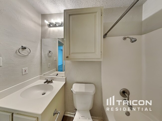 Building Photo - 615 Sherman Dr