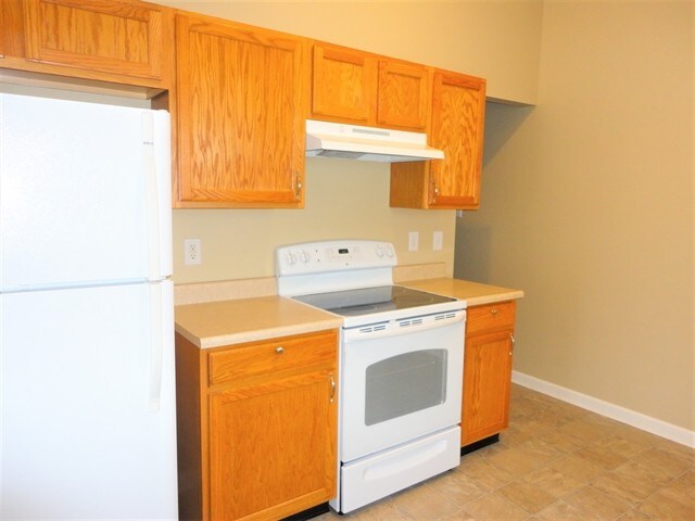 Building Photo - 1740 Brookview Dr