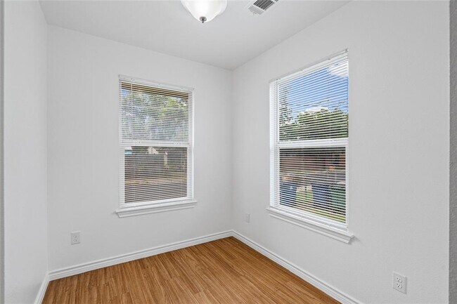 Building Photo - 1611 E 13th St