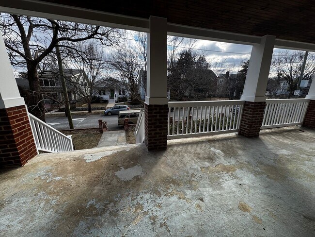 Building Photo - NEWLY RENOVATED EXPANSIVE 5BD 4BA BRIGHTWOOD HOME