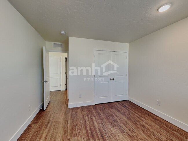 Building Photo - 901 N Barkvine Ave