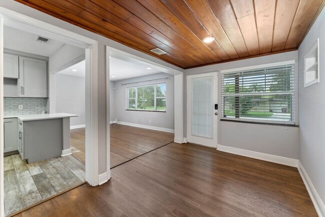 Building Photo - Charming & Updated 2/2 Home in Colonial Ac...
