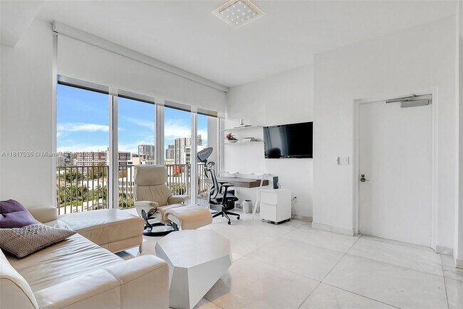 Building Photo - 2020 N Bayshore Dr