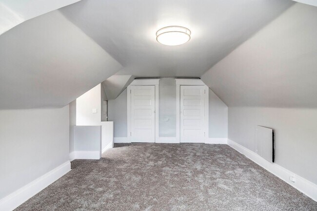 Building Photo - Stunning 4 bedroom home in Beechview available August 1!