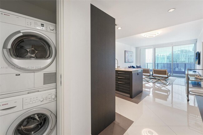 Building Photo - 200 Biscayne Blvd Way