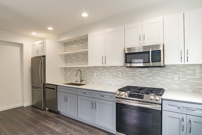 Building Photo - 2Bd/1.75Ba Seattle Townhome
