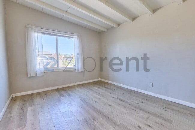 Building Photo - 915 N Holly St