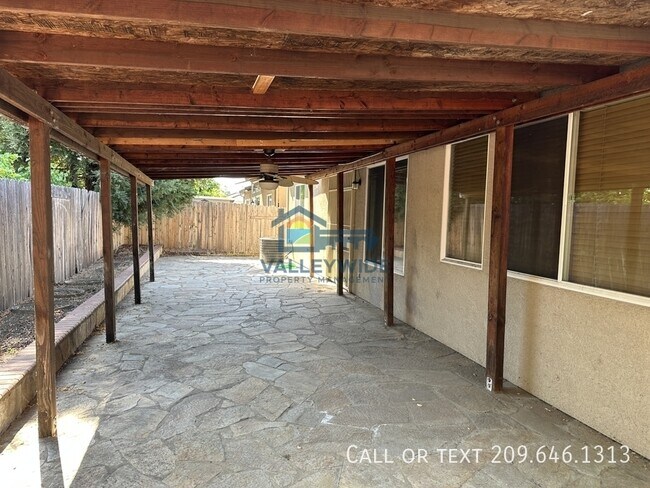 Building Photo - 2555 Crestmore Cir