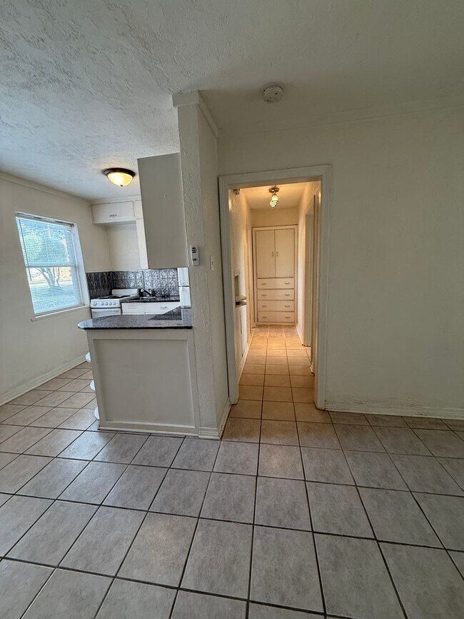 Building Photo - Updated 1-Bedroom in the Heart of the Plaza District