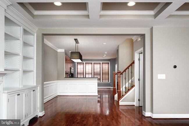 Building Photo - 2638 S Kenmore Ct