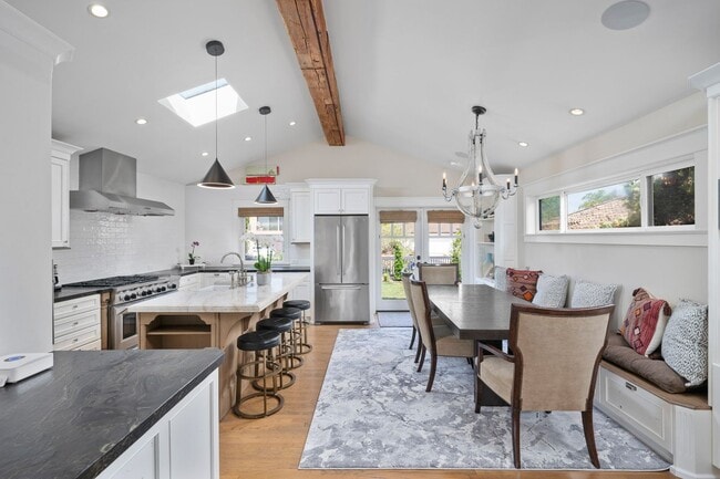 Building Photo - Stunning Single Family Home in the Heart o...