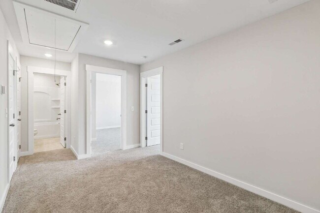Building Photo - "Charming 3-Bed Townhouse Retreat with 2.5 Baths in Hendersonville's Heart!"
