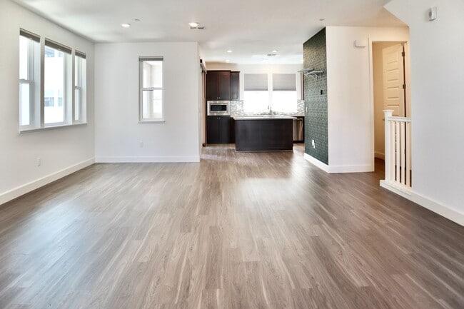 Building Photo - Gorgeous 3-story Townhome Available for Rent! Cherry-Guardino Neighborhood