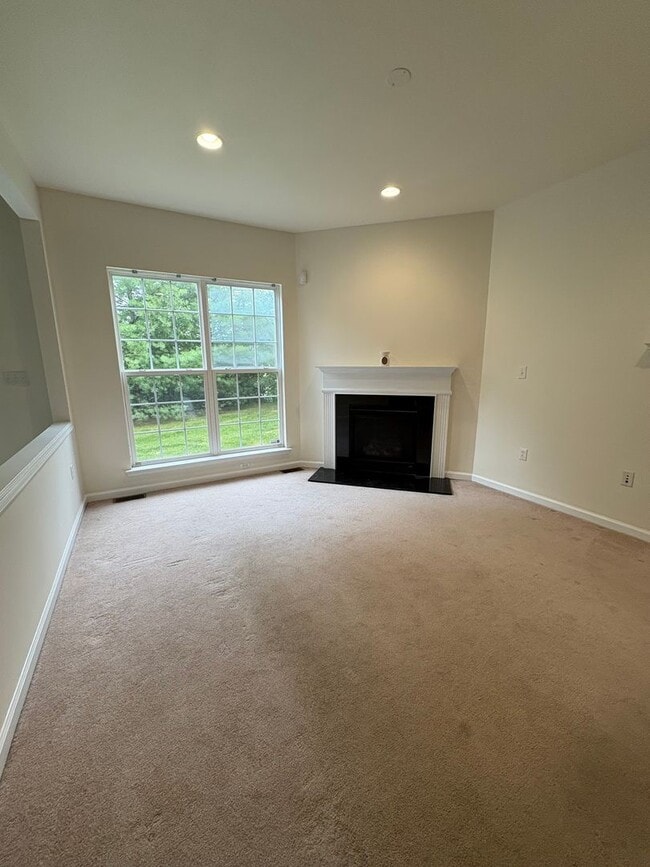 Building Photo - Spacious 3BR/2.5BA Townhome in Desirable B...