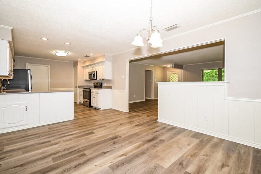 Building Photo - 708 Village Green Dr