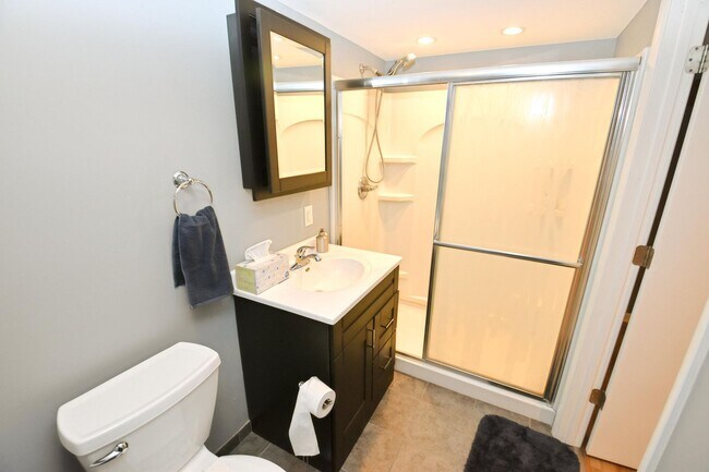 Building Photo - Furnished or unfurnished 4 bedroom 3 full bath home near the University of Notre Dame.