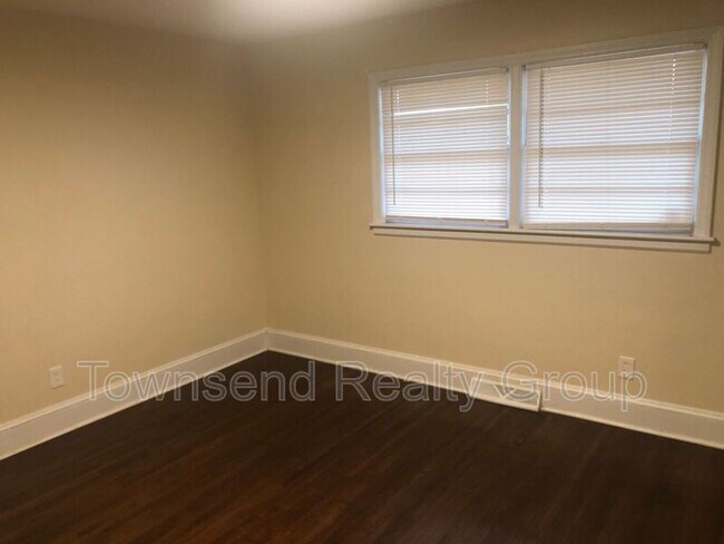 Building Photo - 3649 Dresden Dr E