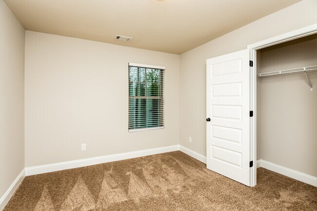 Building Photo - 1161 Pebble Ridge Dr