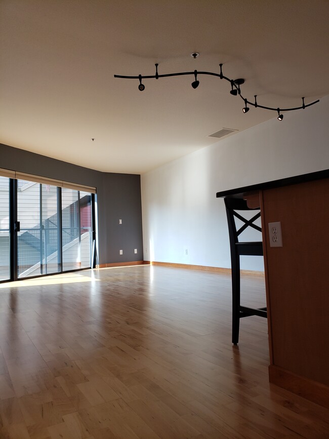 Living room - 606 NW Naito Pky