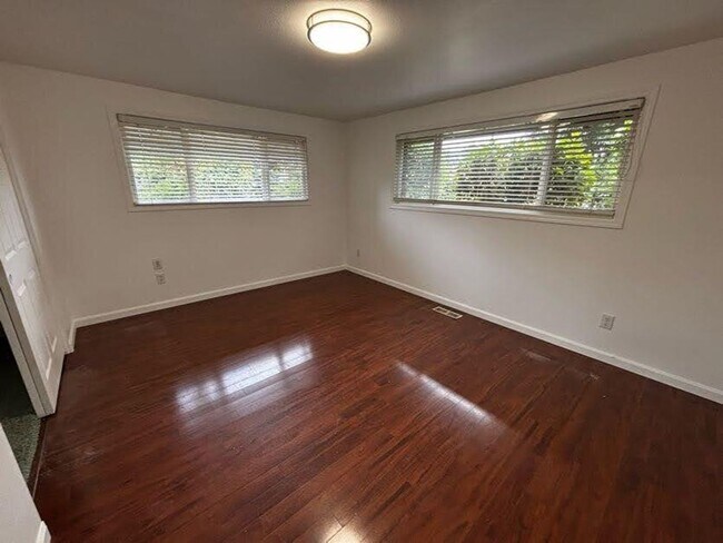 Building Photo - Charming Marysville Rambler-Style Duplex