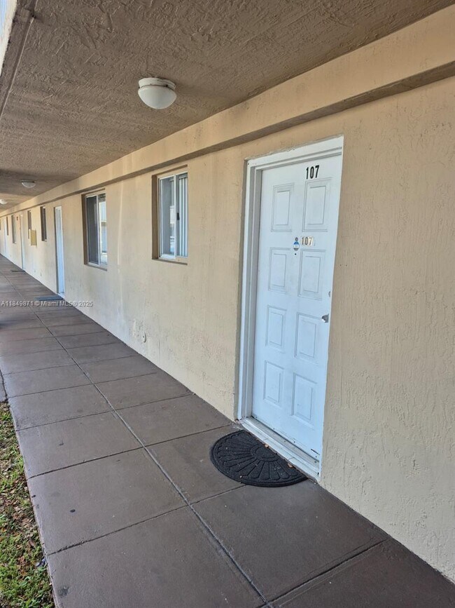Building Photo - 7865 W 30th Ct