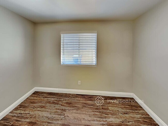 Building Photo - 1411 W Impala Ave