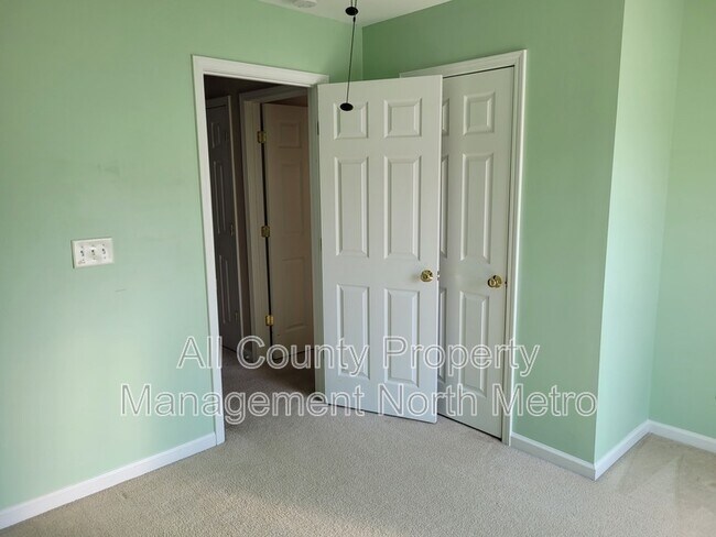 Building Photo - 5005 Foxfield Trace SE