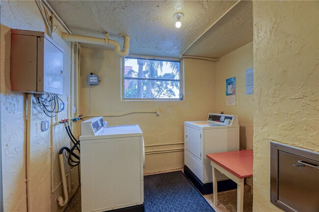 Building Photo - 2400 NE 10th St